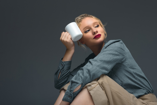atractiva chica elegante con taza de café aislado en gris
 - Foto, Imagen