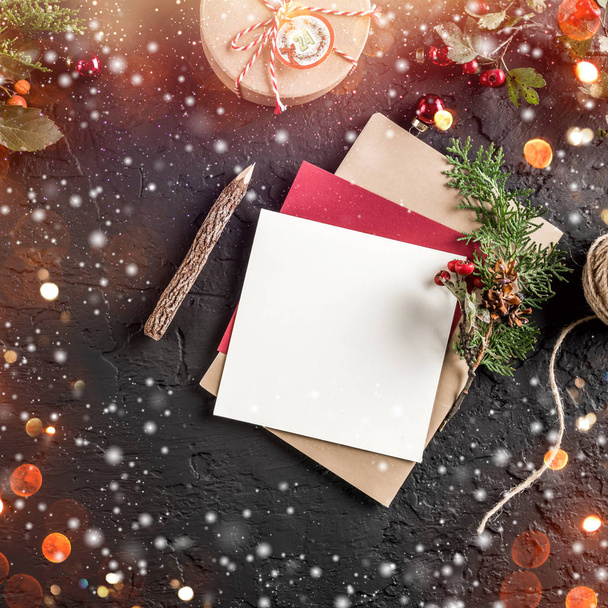 Kerst brief voor Santa op donkere achtergrond met potlood, fir takken, dennenappels. Xmas en gelukkig Nieuwjaar thema, bokeh, vonken, gloeien. Plat lag, top uitzicht - Foto, afbeelding