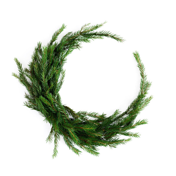 Green christmas wreath isolated on white background. can by used as template
. - Фото, изображение