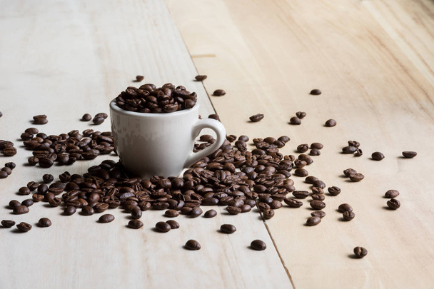コーヒー。コーヒー豆。コーヒー カップはコーヒー豆の完全。トーンのイメージ. - 写真・画像