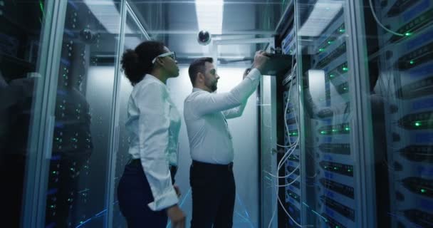 Deux employés effectuant la maintenance dans un centre de données
 - Séquence, vidéo