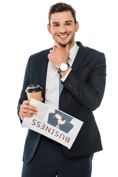 sonriente empresario sosteniendo periódico de negocios y café para ir aislado en blanco
 - Foto, Imagen