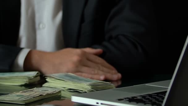 Empresario llorando por una enorme pérdida de dinero en el trabajo, sentado en la mesa, deudas
 - Metraje, vídeo