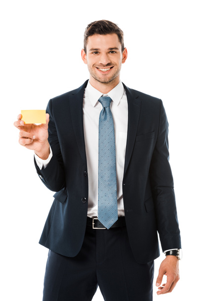 sonriente hombre de negocios en traje con tarjeta de visita en blanco aislado en blanco
 - Foto, imagen