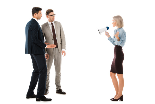 Unzufriedene Geschäftsfrau spricht in Megafon und blickt Kollegen isoliert an - Foto, Bild
