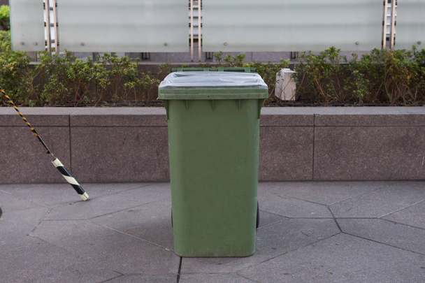 bidone della spazzatura sulla strada
 - Foto, immagini