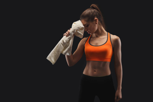 Vrouwelijke bodybuilder rust na training - Foto, afbeelding