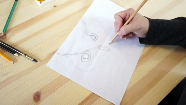 The artist draws a birds head - Filmati, video