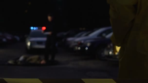 Експерт судової експертизи пішов до офіцера біля тіла жертви отруєння на місці злочину
 - Кадри, відео