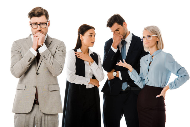 виновный обеспокоенный бизнесмен с коллегами за изолированы на белом
 - Фото, изображение