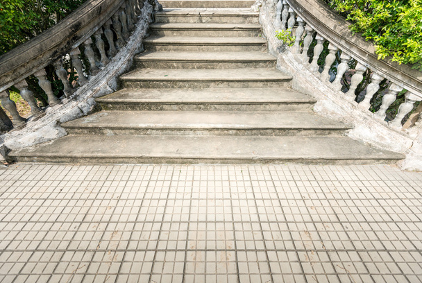 eski eski taş merdiven yaz aylarında açık. - Fotoğraf, Görsel