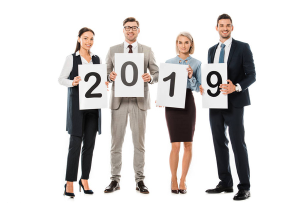 hombres de negocios y mujeres de negocios con pancartas con el cartel del año nuevo 2019 aislado en blanco
 - Foto, Imagen