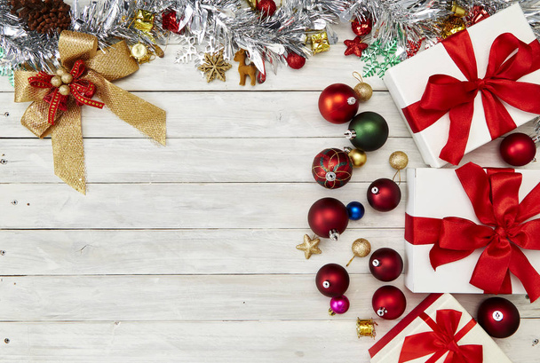 Щасливі 2019 новий рік та Різдво на білому тлі дерев'яні з прикраси, подарунковій коробці, зірка форми, дрібнички і сосни гілки ради фону, свята банер, лежали плоскі, топ подання та копію простір для тексту - Фото, зображення