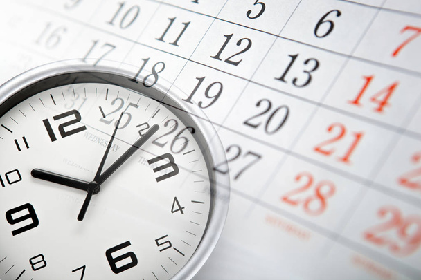 Kalendarz ścienny z liczbą dni i biały zegar twarz zbliżenie - Zdjęcie, obraz