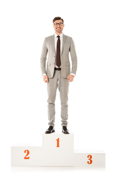 επιτυχημένος επιχειρηματίας στέκεται στο βάθρο νικητών που απομονώνονται σε λευκό - Φωτογραφία, εικόνα