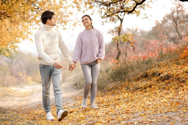 Couple in love in the autumn leaves - Foto, Imagen