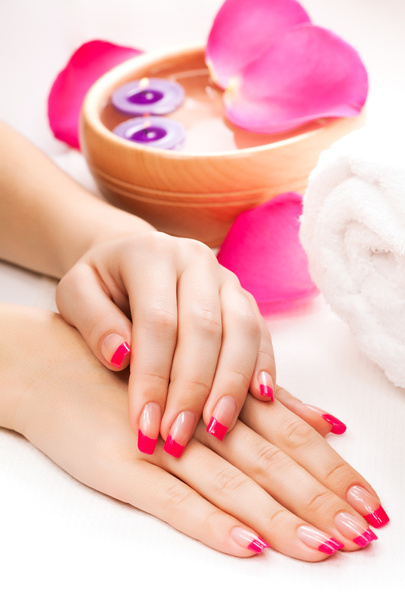 Mains de femme avec pétales de rose parfumés et serviette. Spa
 - Photo, image