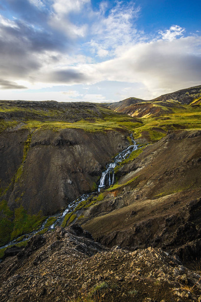 vale extremamente verde na Islândia, na área de Hengill da Islândia
 - Foto, Imagem