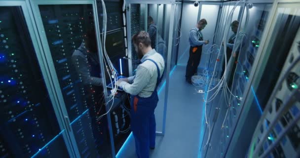 Widok z góry, ludzie pracy w centrum przetwarzania danych w serwerowni - Materiał filmowy, wideo