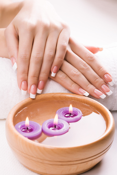 Hands with aromatic candles and towel. Spa - Foto, imagen