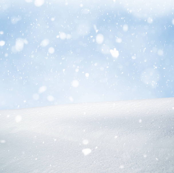 Fond d'hiver, chute de neige sur le paysage hivernal avec espace de copie
 - Photo, image