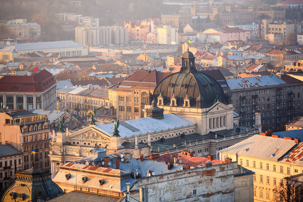 Lviv, Stadszicht, historisch centrum, Oekraïne. Solomiya Krushelnytska Lviv staat academische theater voor Opera en Ballet - Foto, afbeelding