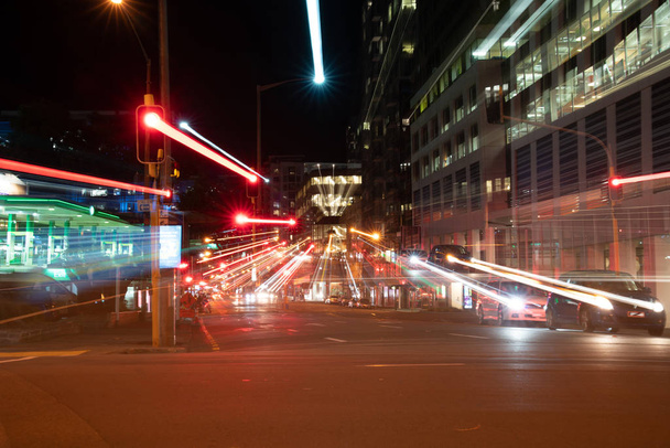 Nachttijd in de stad, abstracte lange blootstelling zoom blur impressionistisch effect Wellington, Nieuw-Zeeland. - Foto, afbeelding