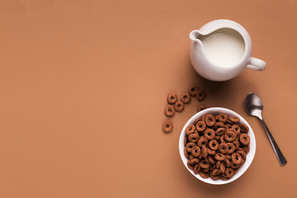 Breakfast background - milk, corn cereals, spoon top view - Foto, afbeelding