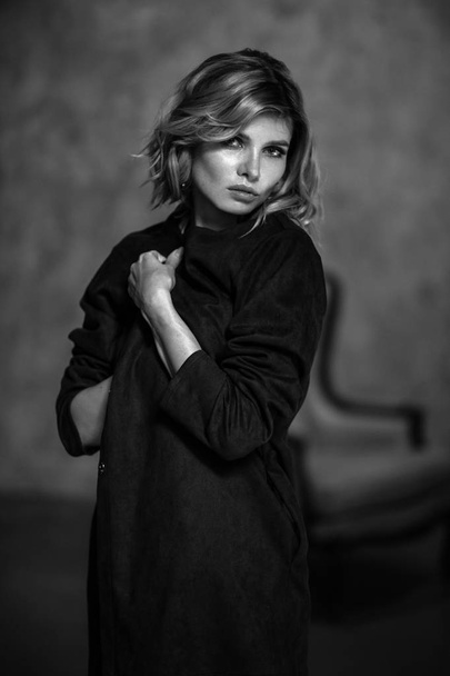 Black and white portrait of young woman, actress portfolio, casual stylish look - Zdjęcie, obraz