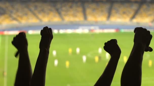 Siluetas de los aficionados al fútbol manos mostrando los pulgares hacia abajo, la gente disgustado juego
 - Metraje, vídeo