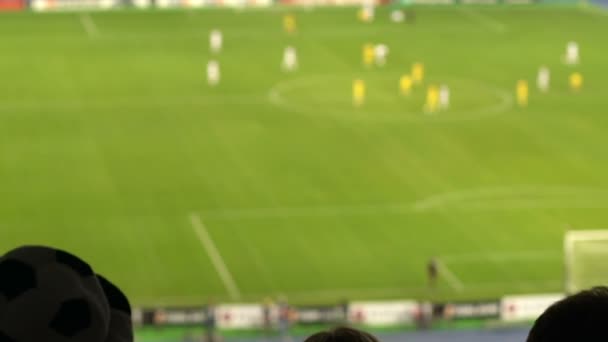 Veselý fotbalový fanoušci slaví gól oblíbený tým točil šátek, closeup - Záběry, video