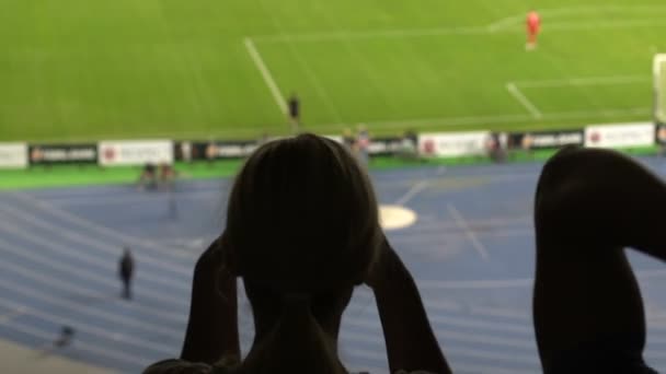 Ombre di tifosi di calcio frustrati per aver perso la partita, mostrando emozioni disperate
 - Filmati, video