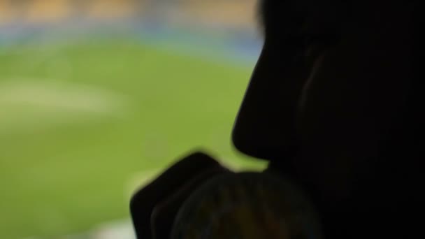 Rendkívül boldog focirajongó fúj a kürt, a válogatott győzelmét ünneplő tribune - Felvétel, videó