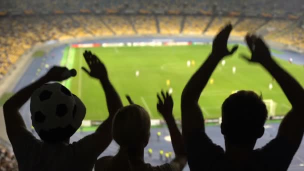 Ryhmä faneja hurraavat jalkapallojoukkue voiton tungosta stadionilla, kilpailu
 - Materiaali, video