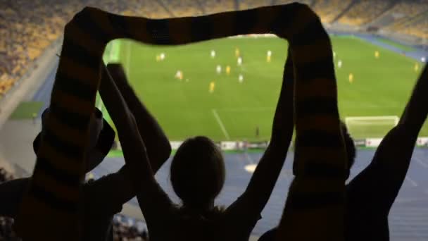 Argentiina ryhmä faneja osoittaa tukea jalkapallojoukkue jalkapallo-ottelun aikana
 - Materiaali, video