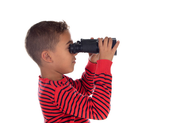 Enfant latin regardant à travers des jumelles isolées sur un fond blanc
 - Photo, image