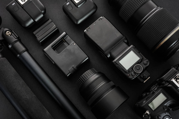 Grande coleção de equipamentos fotográficos profissionais e modernos em um fundo preto (chave baixa
). - Foto, Imagem