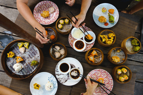 Colpo vibrante di banchetto con panini al vapore e fritti cinesi
 - Foto, immagini