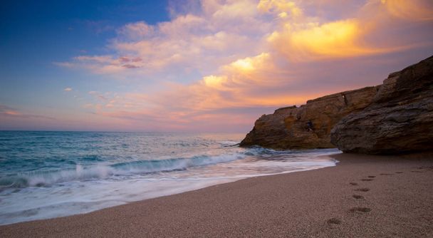 пляж з камінням і небом з ефектами фотографії
 - Фото, зображення