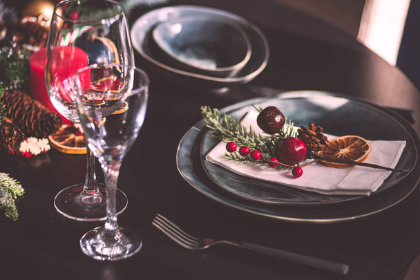 Ustawienie stylu rustykalnym tabeli wypoczynek świąteczny obiad na ciemny drewniany stół z miejsca kopii - Zdjęcie, obraz