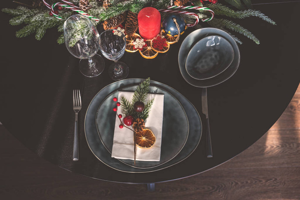 コピー スペースを持つ暗い木製のテーブルでクリスマス ディナーの休日のための素朴なテーブルの設定 - 写真・画像