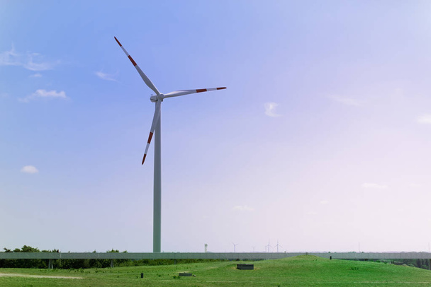 Ветрогенератор на Energy Hill Georgswerder в Гамбурге, Германия. "Энергетический холм" - общественный информационный центр по возобновляемым источникам энергии
 - Фото, изображение