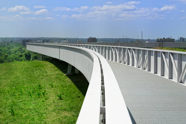 Platforma widokowa, most na Georgswerder wzgórzu energii w Hamburg, Niemcy. "Hill energii" jest publiczne centrum informacji o energii odnawialnej. - Zdjęcie, obraz