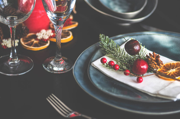 Рустикальний стіл для святкового різдвяного обіду на темному дерев'яному столі з копіювальним простором
 - Фото, зображення