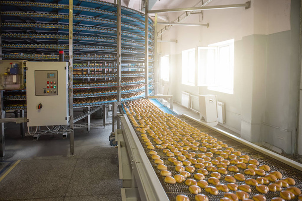Fabricación en fábrica de alimentos, cinta transportadora industrial o línea con proceso de preparación de galletas dulces, panadería y producción de alimentos
 - Foto, Imagen