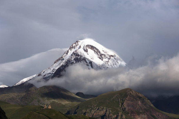 Mount Kazbek Gergeti Trinity Kilisesi görünümünü yazında, Georgia - Fotoğraf, Görsel