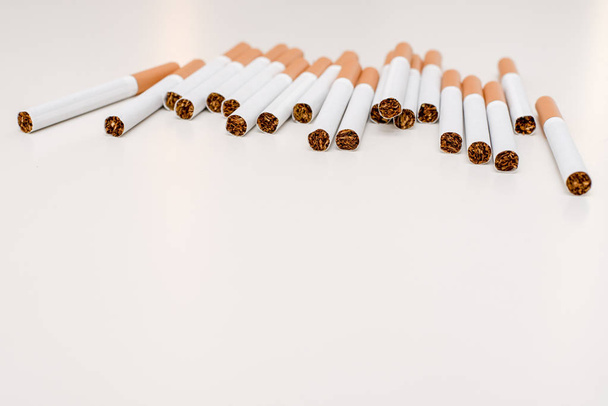 Pakje sigaretten met oranje filter op wit - Foto, afbeelding