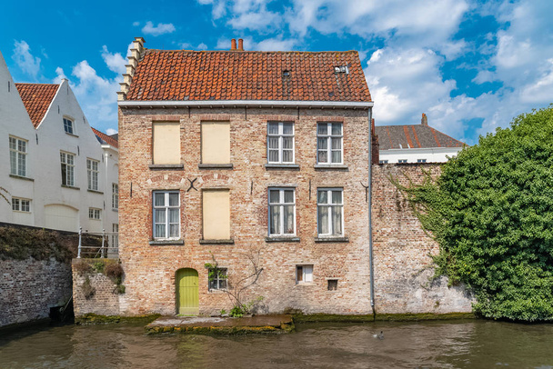     Brugii w Belgii, piękne domy typowe na kanał - Zdjęcie, obraz