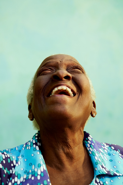 ニコニコ笑って面白いの年配の黒人の女性の肖像画 - 写真・画像