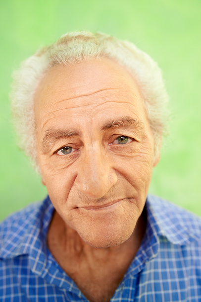 Портрет щасливого літнього кавказького чоловіка, який посміхається на камеру
 - Фото, зображення